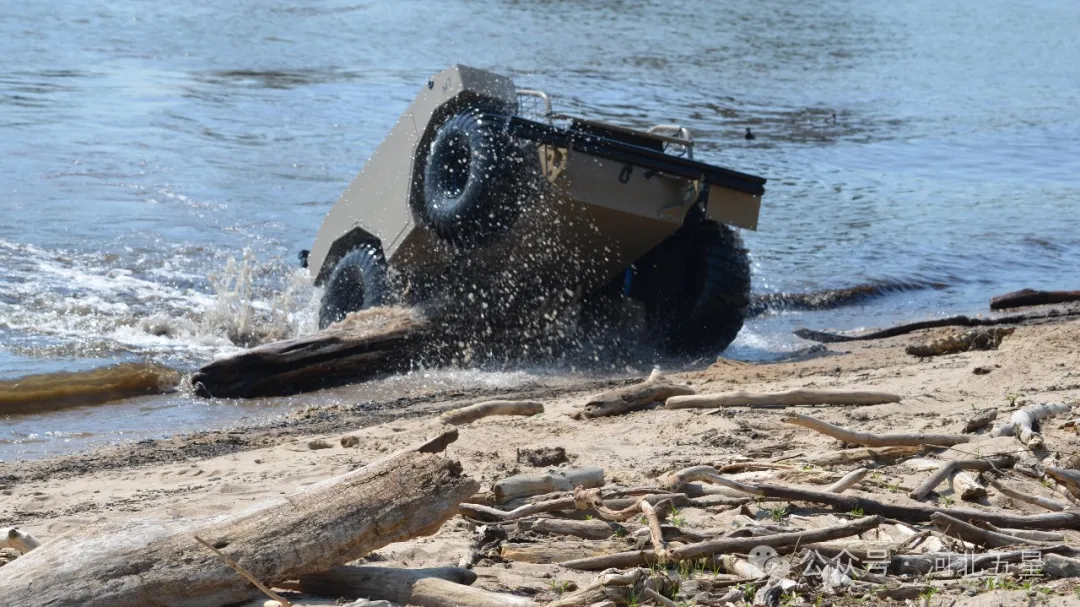 “瓦爾特·霸王龍”水陸兩棲無人越野平臺 “瓦爾特·霸王龍”水陸兩棲無人越野平臺